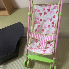 ピアノ(訳あり)と人形ベビーカーの画像