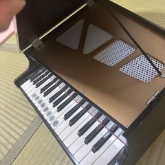 ピアノ(訳あり)と人形ベビーカーの画像