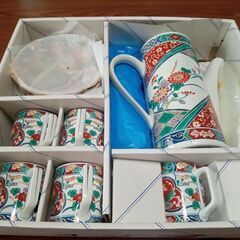 （受付停止中）【未使用品】伊万里焼・陶器ポット・コップ・お皿セット　※無料の画像