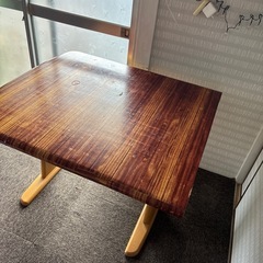 ダイニングテブルと4個いすの画像