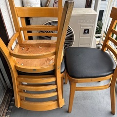 ダイニングテブルと4個いすの画像