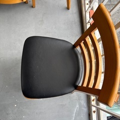 ダイニングテブルと4個いすの画像