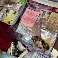 雑貨入りクリアチェストの画像