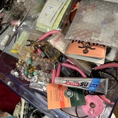 雑貨入りクリアチェストの画像