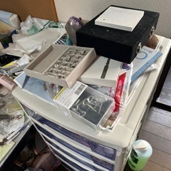 雑貨入りクリアチェストの画像