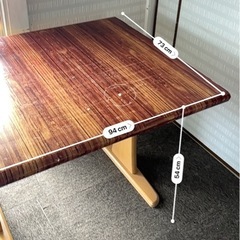 ダイニングテブルと4個いすの画像