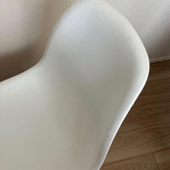イームズ チェア 一脚 汚れあります
の画像
