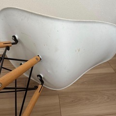 イームズ チェア 一脚 汚れあります
の画像