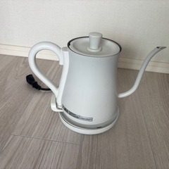 【美品】電気ケトル アイリスオーヤマ IKE-C600-W／0.6L／アンティークデザインの画像