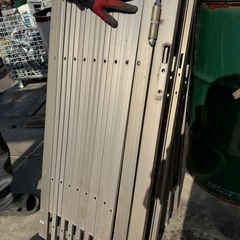 アルミサッシの門扉二つの画像