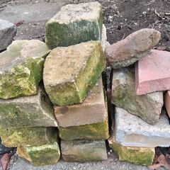 逗子 無料あげます ガーデニング 庭 石材 ブロック ブリック 天板 レンガ  路 装飾品 瓶 置物 門扉 床 水回り壁 ストーンプレート 台座 BBQ キャンプ フェンス 瓦 かわら 花 スクエア エクステリア 生け花 玄関 飛び石 庭園床材 外壁 内壁 舗装 建築材料 石肌 天然石 加工 石碑 粘板岩 板状 加工 境界の画像