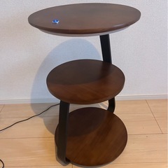 LEDライト付きダークブラウンサイドテーブルの画像