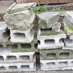 無料あげます 逗子 石材 ブロック ブリックレンガ ガーデニング 庭 天板 飛び石 庭園床材 外壁 内壁 舗装 建築材料 石肌 天然石 加工 石碑 粘板岩 板状 加工 境界 路 装飾品 瓶 置物 門扉 床 水回り壁 ストーンプレート 台座 BBQ キャンプ フェンス 瓦 かわら 花 スクエア エクステリア 生け花 玄関の画像