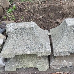 無料あげます 逗子 石材 ブロック ブリックレンガ ガーデニング 庭 天板 飛び石 庭園 路 装飾品 瓶 置物 門扉 床 水回り壁 ストーンプレート 台座 BBQ キャンプ フェンス 瓦 かわら 花 スクエア エクステリア 生け花 玄関 床材 外壁 内壁 舗装 建築材料 石肌 天然石 加工 石碑 粘板岩 板状 加工 境界の画像