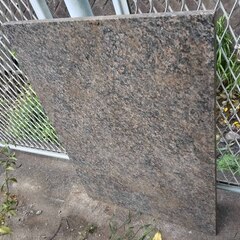 無料あげます 逗子 御影石 石材 玄関マット 飛び石 ポーチ 通路 庭 タイル 浴室 床材 外壁 内壁 舗装 建築材料 床 階段 キッチンカウンター 洗面台 高級感 水回り 浴室 洗面台 天板 舗装材 路 庭園 装飾品 花瓶 文鎮 置物 インテリア インシュレーター ストーンプレート 台座 加工 石碑 ガーデニング オーダーサイズ 90cm x 65cm 厚み 2.5cm 境界ブロック 天然石 粘板岩 乱形石 敷石 駐車場 外構 みかげ石  オーディオボード 耐水性 キッチン の画像