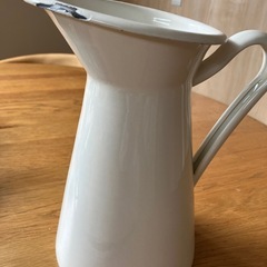 IKEAの花瓶とフェイクグリーンの画像