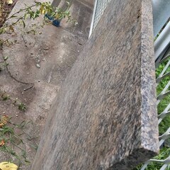 御影石 石材 玄関マット 飛び石 ポーチ 通路 庭 逗子 無料あげます みかげ石 タイル オーディオボード 耐水性 キッチン 浴室 床材 外壁 内壁 舗装 建築材料 床 階段 キッチンカウンター 洗面台 高級感 水回り 浴室 洗面台 天板 舗装材 路 庭園 装飾品 花瓶 文鎮 置物 インテリア インシュレーター ストーンプレート 台座 加工 石碑 ガーデニング オーダーサイズ 90cm x 65cm 厚み 2.5cm 境界ブロック 天然石 粘板岩 乱形石 敷石 駐車場 外構の画像