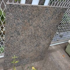 無料あげます 逗子 御影石 玄関マット 飛び石 ポーチ 石材  通路 庭 タイル  浴室 床材 外壁 内壁 舗装 建築材料 床 階段 キッチンカウンター 洗面台 級感 水回り 浴室 洗面台 天板 舗装材 路 庭園 装飾品 花瓶 文鎮 置物 インテリア インシュレーター ストーンプレート 台座 加工 石碑 ガーデニング オーダーサイズ 90cm x 65cm 厚み 2.5cm 境界ブロック 天然石 粘板岩 乱形石 敷石 駐車場 外構 みかげ石 オーディオボード 耐水性 キッチンの画像