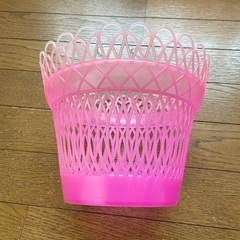 レトロな柔らかいプラスチックカゴの画像