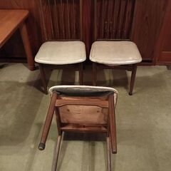 テーブルと椅子４脚の画像