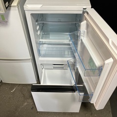 I 2511-154 ハイセンス　ノンフロン冷凍冷蔵庫2ドア　2023年製　HR-D13E2W キズ汚れ有りの画像