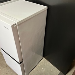 I 2511-154 ハイセンス　ノンフロン冷凍冷蔵庫2ドア　2023年製　HR-D13E2W キズ汚れ有りの画像