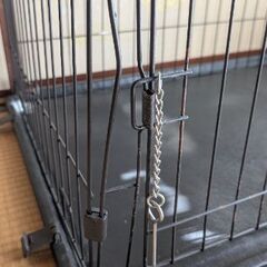 ペット用のケージとトイレのセットの画像