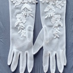 【4つセット】ウェディングベール 手袋 ヘッドアクセサリー、ピアスの画像