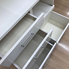 A-508【リユースのサカイ野々市店】ジモティ来店特価‼ 食器棚 ホワイト 電源コード付き クリーニング済み！！の画像