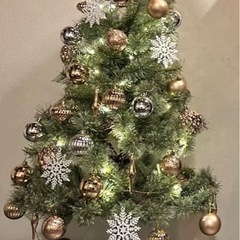 クリスマスツリー(飾り、電飾付き)の画像
