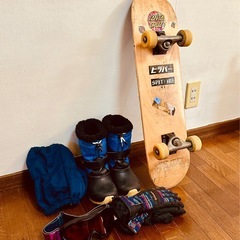 子供用スノボセット、スケボー、ウエットスーツの画像