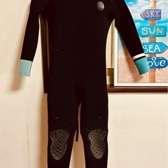 子供用スノボセット、スケボー、ウエットスーツの画像