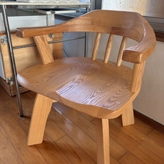 回転式木製ダイニングチェア肘掛け付き2脚の画像