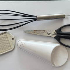 お皿５枚（やちむん）＋キッチンツール中古品の画像