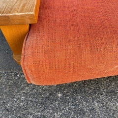 ⭐️土日元気に営業中❗️⭐️薄っすらシミ・肘受けにコップ跡有り　　3人掛けソファの画像