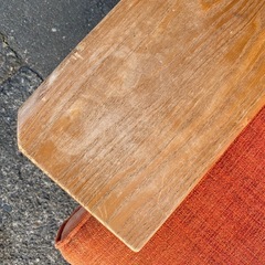 ⭐️土日元気に営業中❗️⭐️薄っすらシミ・肘受けにコップ跡有り　　3人掛けソファの画像