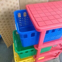 3段 キッズバスケット おもちゃ収納 キャスター付き おもちゃ箱 カラフル 収納バスケット ビビットカラー 札幌 北20条店の画像