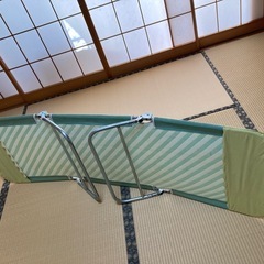 折りたたみ式リクライニングコットの画像