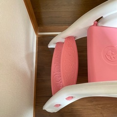 ピンクの滑り台の画像