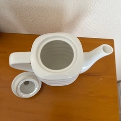 白い陶器製のポットの画像