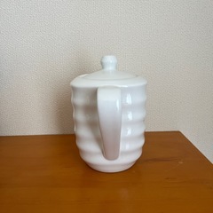 白い陶器製のポットの画像