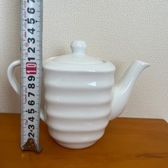 白い陶器製のポットの画像