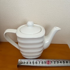 白い陶器製のポットの画像
