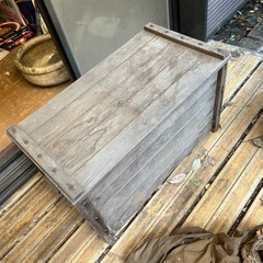 大きな木箱の画像