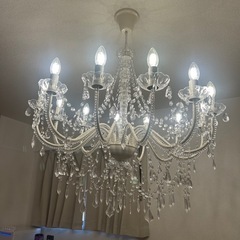 シャンデリアとアートの画像