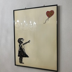 シャンデリアとアートの画像