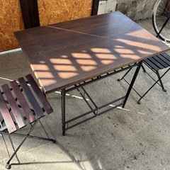 ガーデンテーブルとチェアの画像