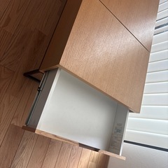 美品　テーブル　
収納の画像