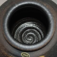[1684] 信楽焼 花柄 高さ24cm 黒 壺 花瓶 陶器 置物の画像