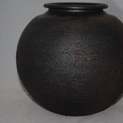 [1684] 信楽焼 花柄 高さ24cm 黒 壺 花瓶 陶器 置物の画像